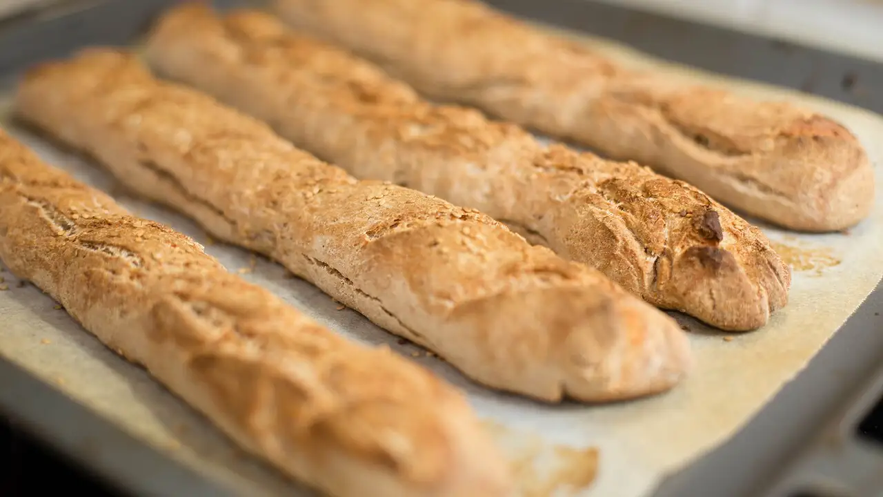 Baguettes rustiques sur une plaque